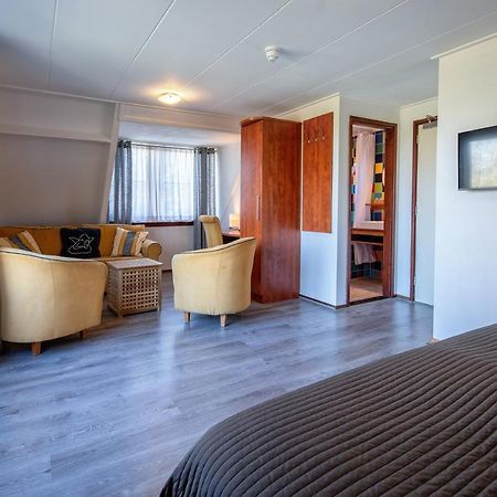 B&B Hotel Rebecca De Waal Екстериор снимка